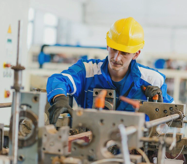 żółty kask na&nbsp;głowie